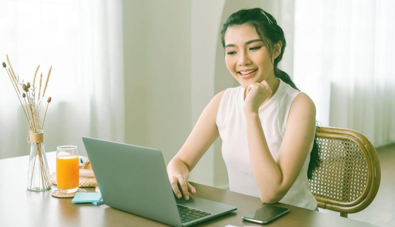 Workshop-Teilnehmer arbeiten gemeinsam an Budget-Analysen